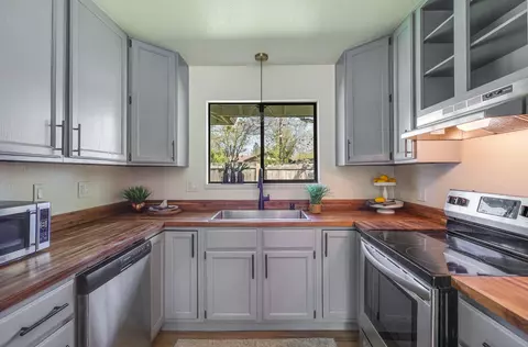 Kitchen - 2750 Potts Ln, Redding, CA 96001 photo 10 of 11