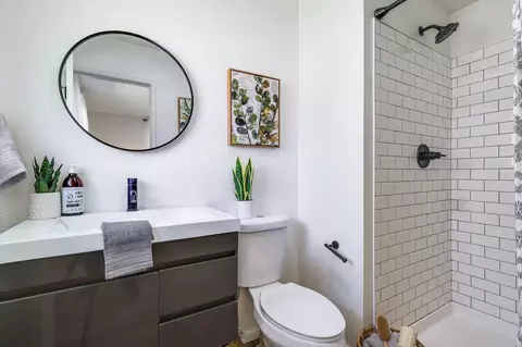 Bath - 2750 Potts Ln, Redding, CA 96001 photo 1 of 4