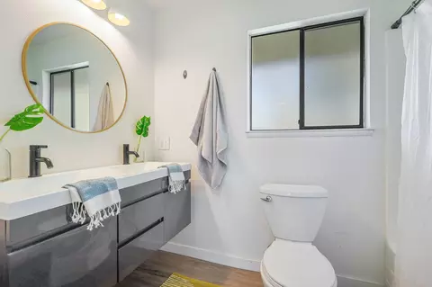 Bath - 2750 Potts Ln, Redding, CA 96001 photo 3 of 4