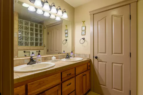 Bath - 2981 Lewiston Rd, Lewiston, CA 96052 photo 2 of 4