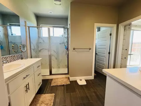 Bath - 936 Katmai Pl, Redding, CA 96001 photo 3 of 4