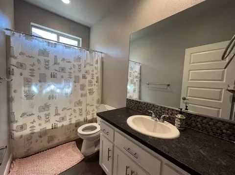 Bath - 936 Katmai Pl, Redding, CA 96001 photo 1 of 4