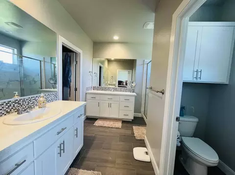 Bath - 936 Katmai Pl, Redding, CA 96001 photo 2 of 4