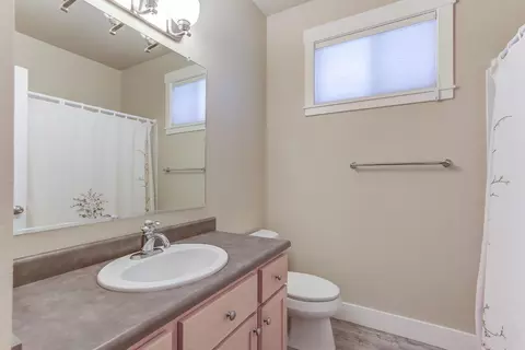 Bath - 2899 Lanning Ave, Redding, CA 96001 photo 3 of 4