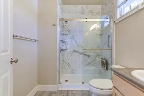 Bath - 2899 Lanning Ave, Redding, CA 96001 photo 2 of 4