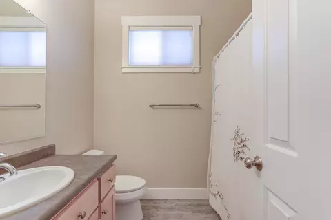 Bath - 2899 Lanning Ave, Redding, CA 96001 photo 4 of 4