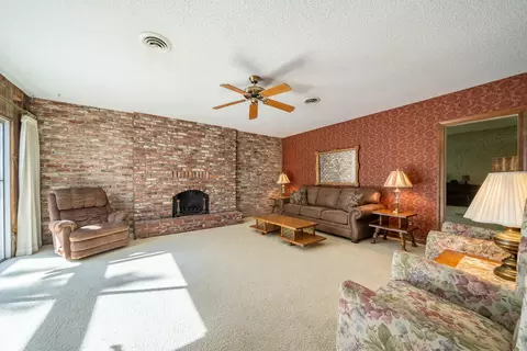 Living - 1908 Meadowbrook Dr, Redding, CA 96001 photo 1 of 3