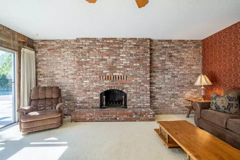 Living - 1908 Meadowbrook Dr, Redding, CA 96001 photo 2 of 3
