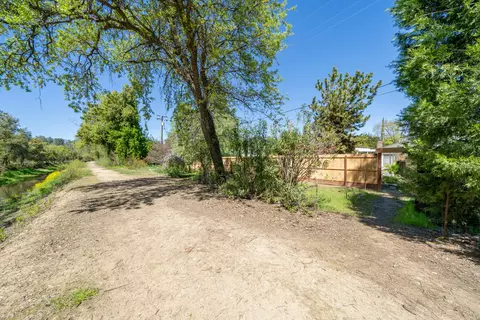 Exterior - 1908 Meadowbrook Dr, Redding, CA 96001 photo 19 of 19