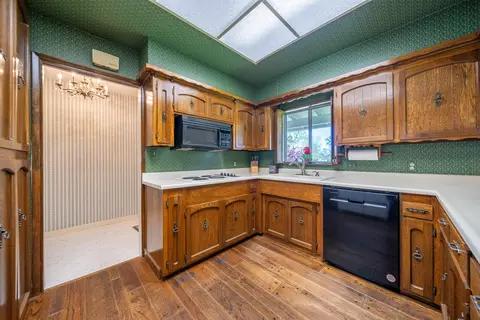 Kitchen - 1908 Meadowbrook Dr, Redding, CA 96001 photo 3 of 5