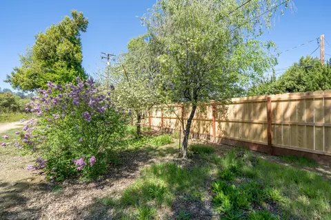 Exterior - 1908 Meadowbrook Dr, Redding, CA 96001 photo 17 of 19