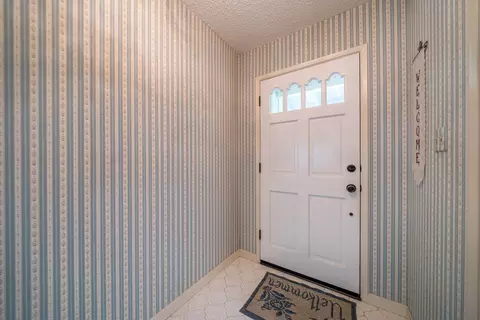 Entry Way - 1908 Meadowbrook Dr, Redding, CA 96001 photo 1 of 1