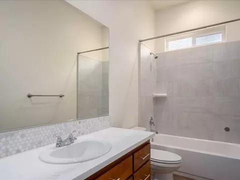 Bath - 5430 Pajaro Pkwy, Redding, CA 96002 photo 3 of 5