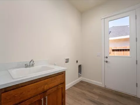 Bath - 5430 Pajaro Pkwy, Redding, CA 96002 photo 5 of 5