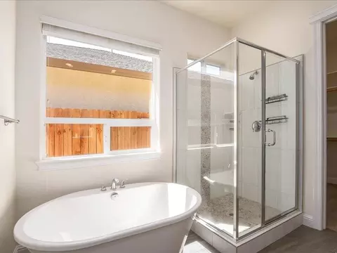 Bath - 5430 Pajaro Pkwy, Redding, CA 96002 photo 2 of 5
