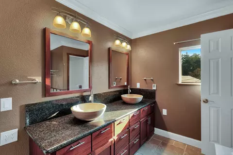 Bath - 266 Mora Ct, Redding, CA 96003 photo 6 of 9