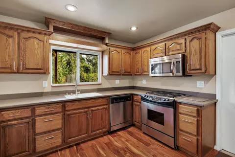 Kitchen - 266 Mora Ct, Redding, CA 96003 photo 5 of 7