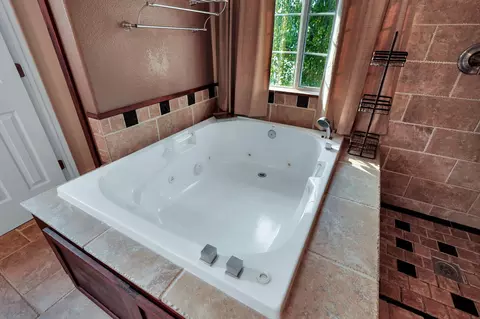 Bath - 266 Mora Ct, Redding, CA 96003 photo 7 of 9