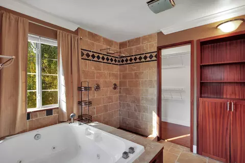 Bath - 266 Mora Ct, Redding, CA 96003 photo 5 of 9