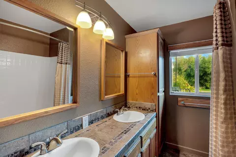 Bath - 266 Mora Ct, Redding, CA 96003 photo 9 of 9