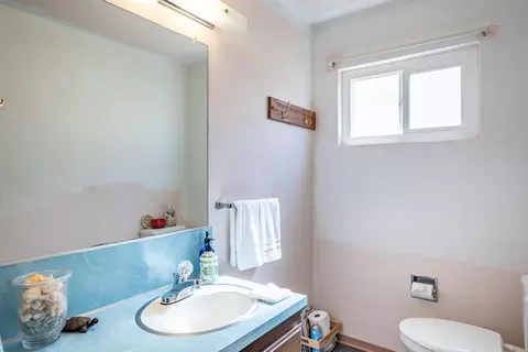 Bath - 3949 Oro St, Redding, CA 96001 photo 1 of 2