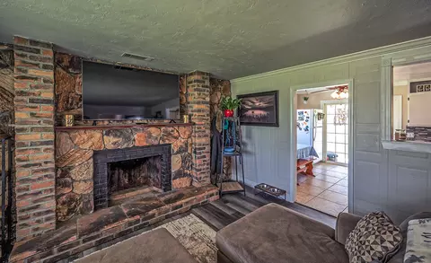 Living - 1471 3rd St, Anderson, CA 96007 photo 4 of 4