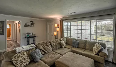 Living - 1471 3rd St, Anderson, CA 96007 photo 2 of 4