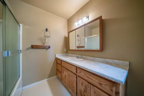 Bath - 22057 Loop Dr, Redding, CA 96003 photo 3 of 4