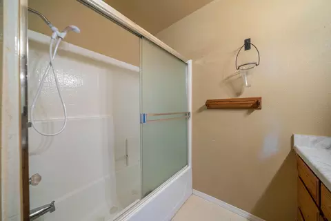 Bath - 22057 Loop Dr, Redding, CA 96003 photo 4 of 4