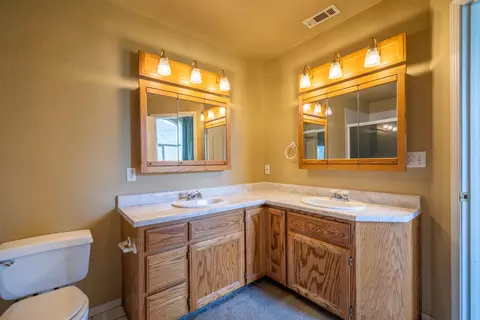 Bath - 22057 Loop Dr, Redding, CA 96003 photo 2 of 4