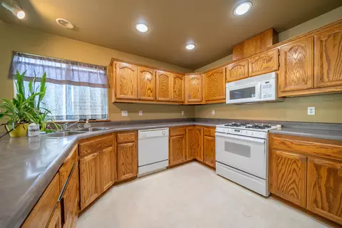 Kitchen - 22057 Loop Dr, Redding, CA 96003 photo 2 of 5