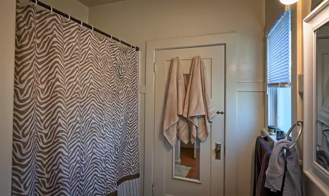 Bath - 620 Orchard Estates Dr, Redding, CA 96001 photo 2 of 2