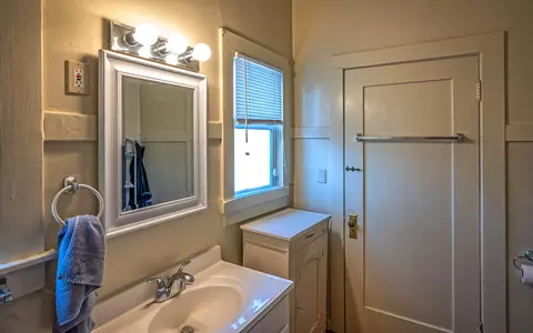 Bath - 620 Orchard Estates Dr, Redding, CA 96001 photo 1 of 2