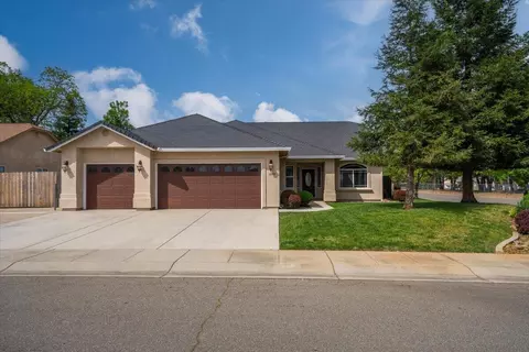 1390 Empress Ln, Redding, CA 96002
