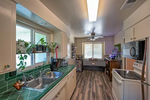 Bath - 630 Orchard Estates Dr, Redding, CA 96001 photo 1 of 3