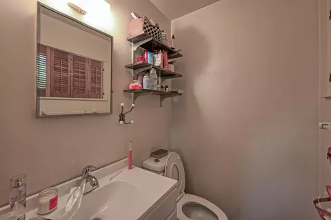 Bath - 630 Orchard Estates Dr, Redding, CA 96001 photo 2 of 3