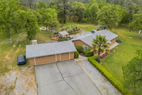 13935 Daniels Ln, Redding, CA 96003