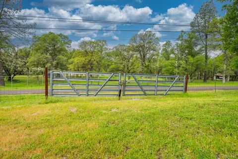 View/Area - 13935 Daniels Ln, Redding, CA 96003 photo 7 of 27