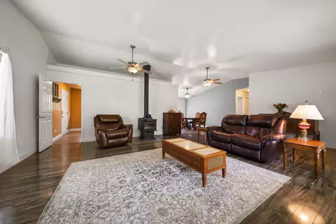 Living - 13935 Daniels Ln, Redding, CA 96003 photo 4 of 4
