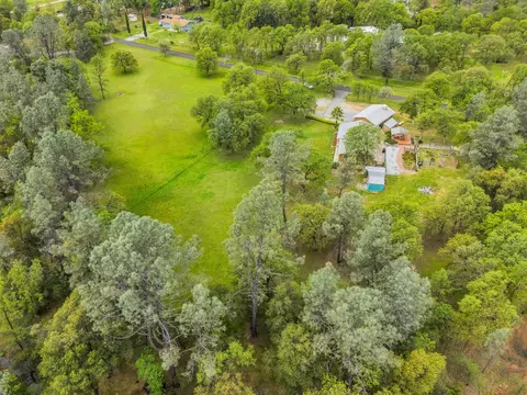 View/Area - 13935 Daniels Ln, Redding, CA 96003 photo 19 of 27