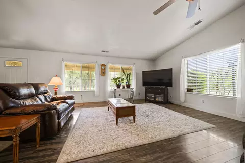Living - 13935 Daniels Ln, Redding, CA 96003 photo 3 of 4