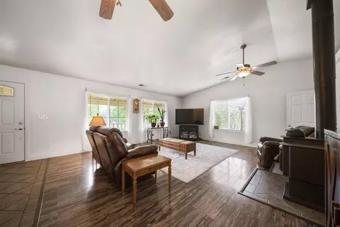 Living - 13935 Daniels Ln, Redding, CA 96003 photo 2 of 4