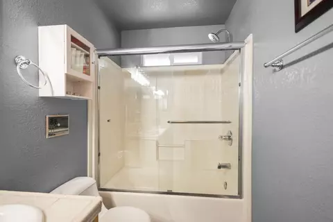 Bath - 13935 Daniels Ln, Redding, CA 96003 photo 2 of 3