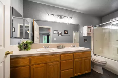Bath - 13935 Daniels Ln, Redding, CA 96003 photo 1 of 3