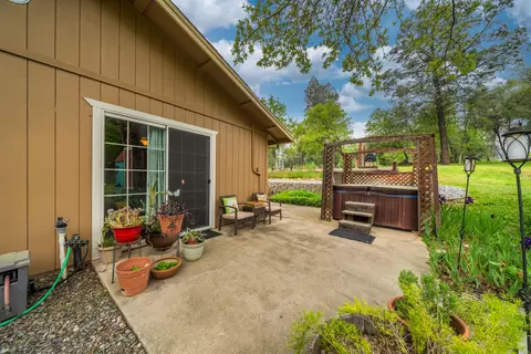 Exterior - 13935 Daniels Ln, Redding, CA 96003 photo 17 of 48