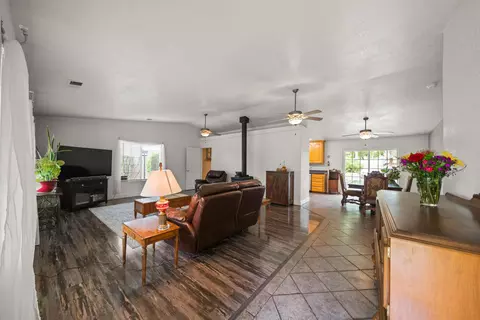 Living - 13935 Daniels Ln, Redding, CA 96003 photo 1 of 4