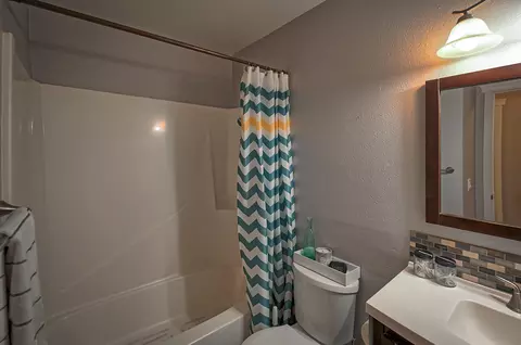 Bath - 3291 Alexander Dr, Redding, CA 96002 photo 3 of 3