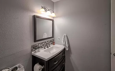 Bath - 3291 Alexander Dr, Redding, CA 96002 photo 2 of 3