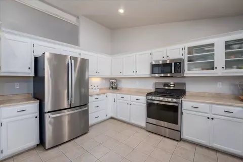 Kitchen - 1420 Donita Dr, Red Bluff, CA 96080 photo 3 of 4