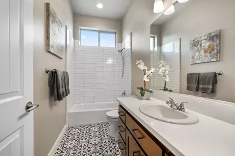 Bath - 945 Katmai Pl, Redding, CA 96001 photo 5 of 6